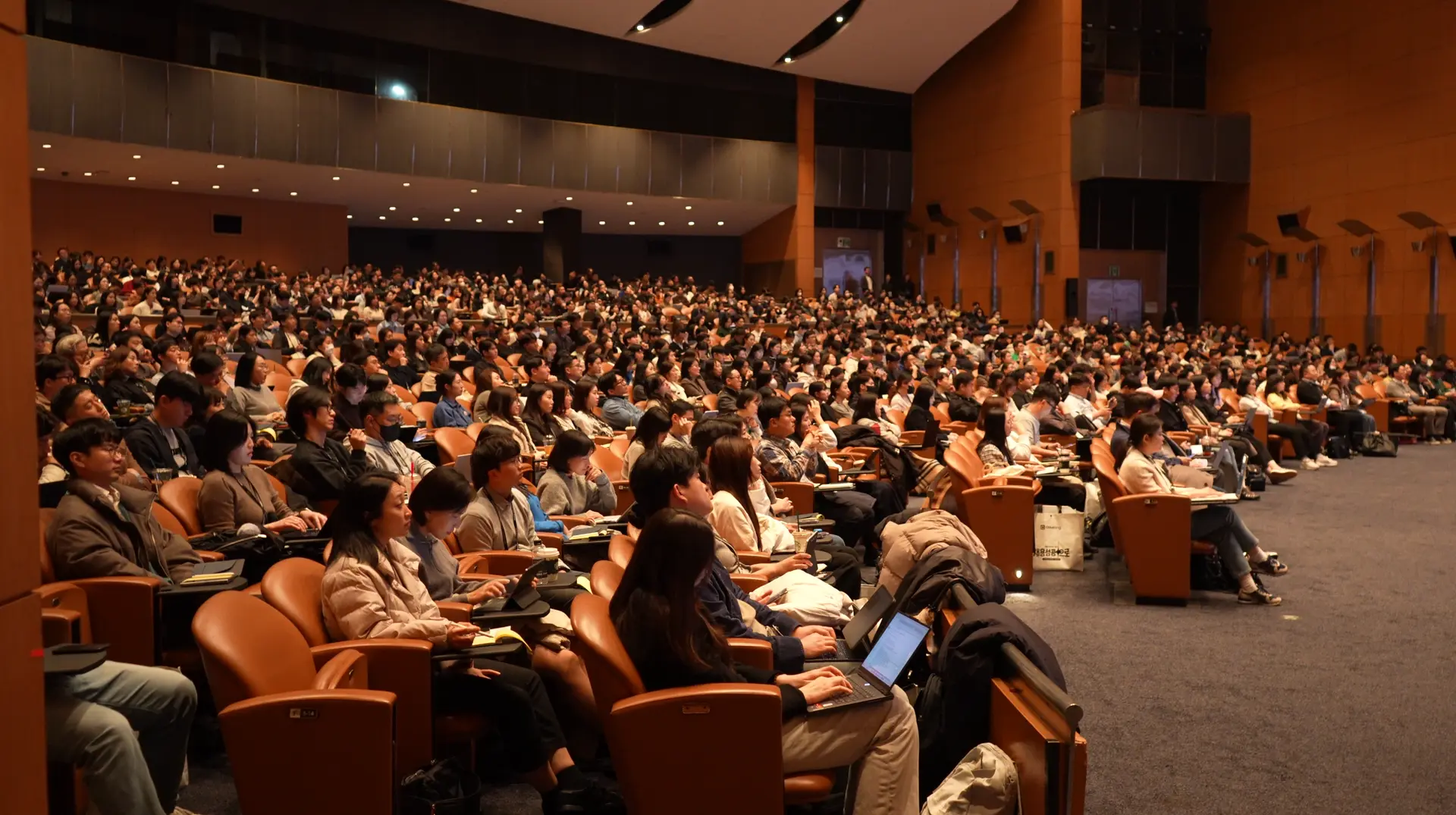 PA2025는 HR 업계에서 가장 화제가 되고 있는 People Analytics(피플 애널리틱스)를 중심으로 다양한 논의와 발표가 이뤄지는 대형 행사입니다. 데이터 기반 HR 전략, 구성원 분석, 최신 동향 등 HR 실무자들이 직접 활용할 수 있는 내용이 가득 담겨 있는 컨퍼런스이죠.