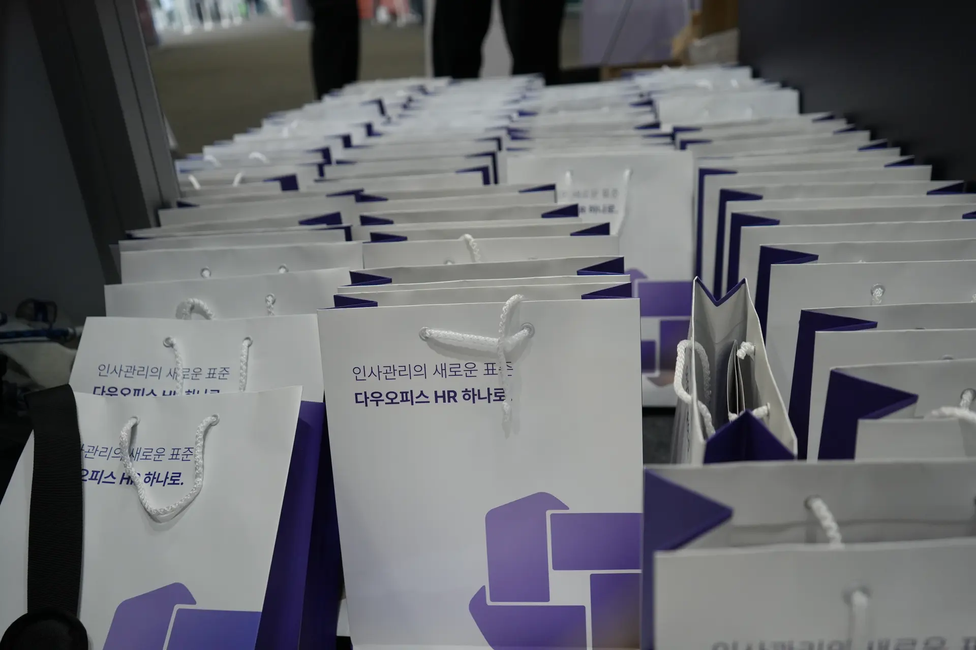 다우오피스HR 팀은 부스 운영을 위해 이른 시간부터 모여 설치와 점검을 서둘렀습니다. 부스 구성과 경품 준비까지 마친 뒤, 방문객들을 맞이할 준비를 차근차근 마쳤어요.