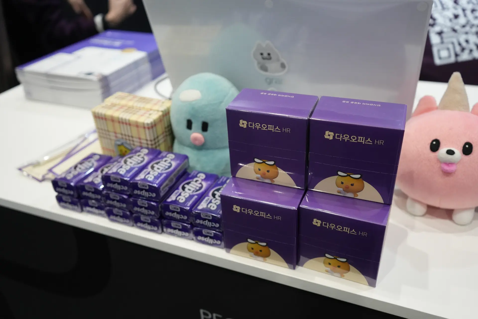 다우오피스HR 팀은 부스 운영을 위해 이른 시간부터 모여 설치와 점검을 서둘렀습니다. 부스 구성과 경품 준비까지 마친 뒤, 방문객들을 맞이할 준비를 차근차근 마쳤어요.