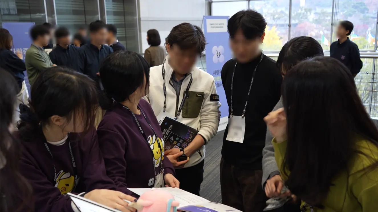 부스에서는 다우오피스HR을 관심 있게 지켜보신 참가자들과 자연스러운 상담이 이어졌습니다.