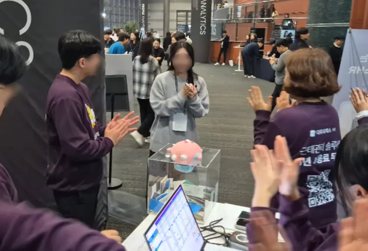 많은 분들이 기다리시던 에어팟 당첨자 발표도 현장에서 바로 진행했습니다. 당첨자분의 기쁜 표정을 보며 부스 분위기도 한층 환해졌습니다!