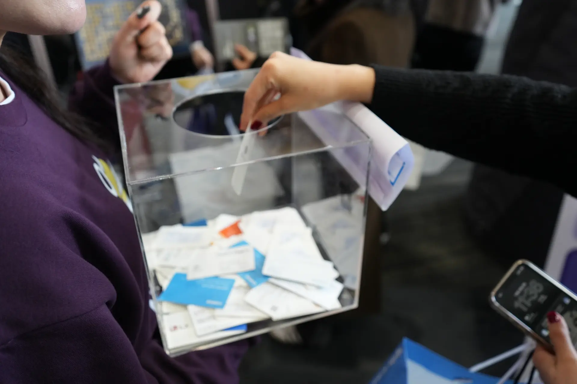 또한, 명함만 응모하면 자동으로 참여되는 에어팟 럭키 드로우도 큰 인기를 끌었고, 단체복과 피켓을 들고 서 있는 팀원들을 보고 다가오신 분들도 많았습니다. 😊