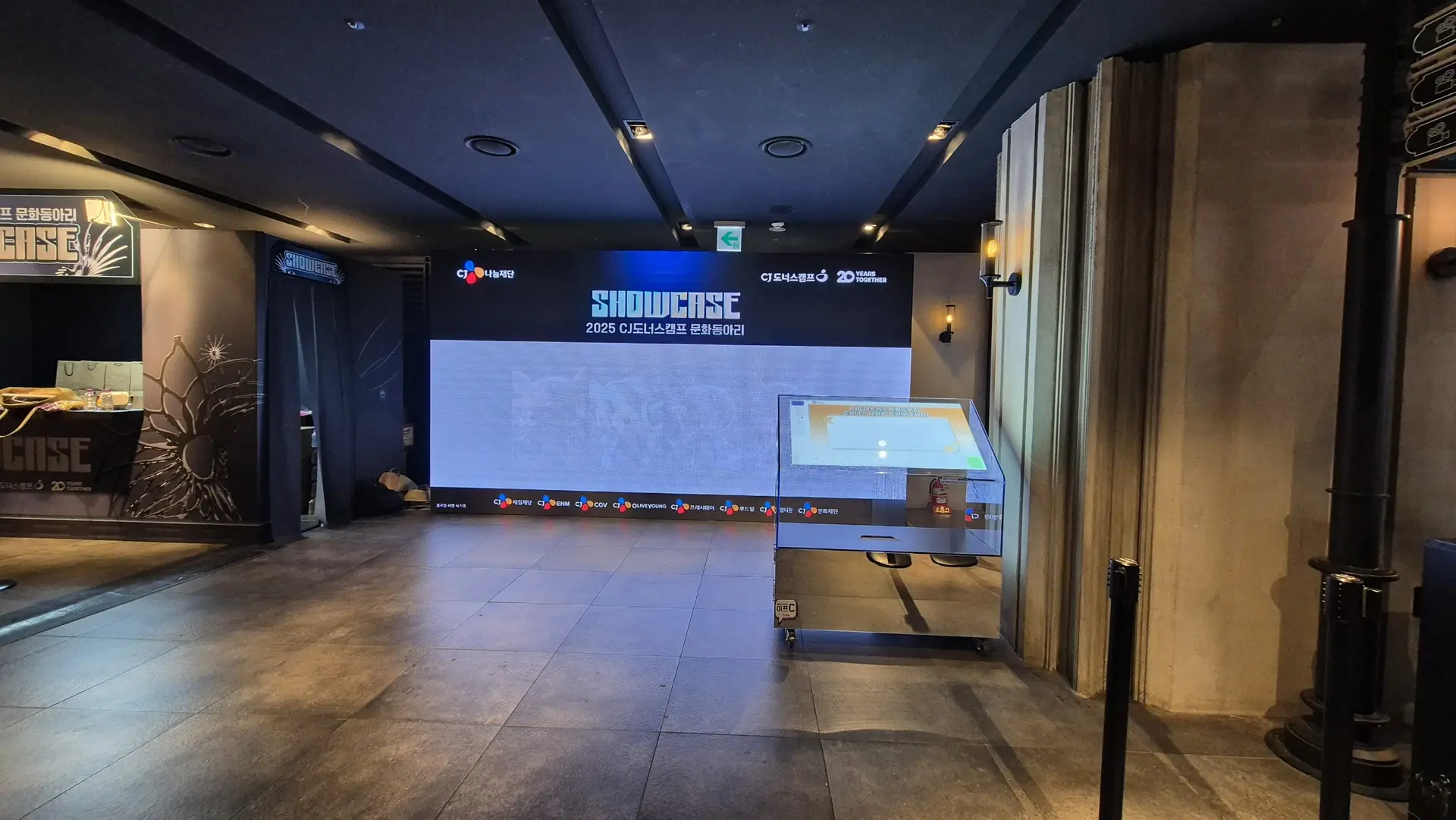 행사 전 설치된 투명방명록과 LED