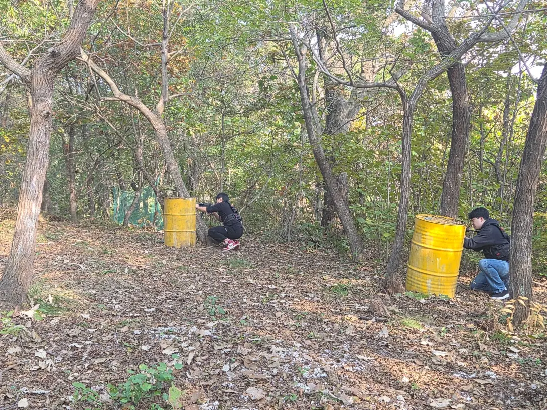 예비군 훈련에 온 듯, 무릎쏴 자세로 은폐 엄폐