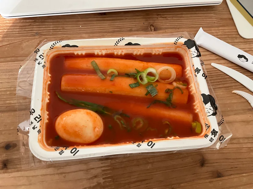 화면을 크게 채운 떡볶이 사진
