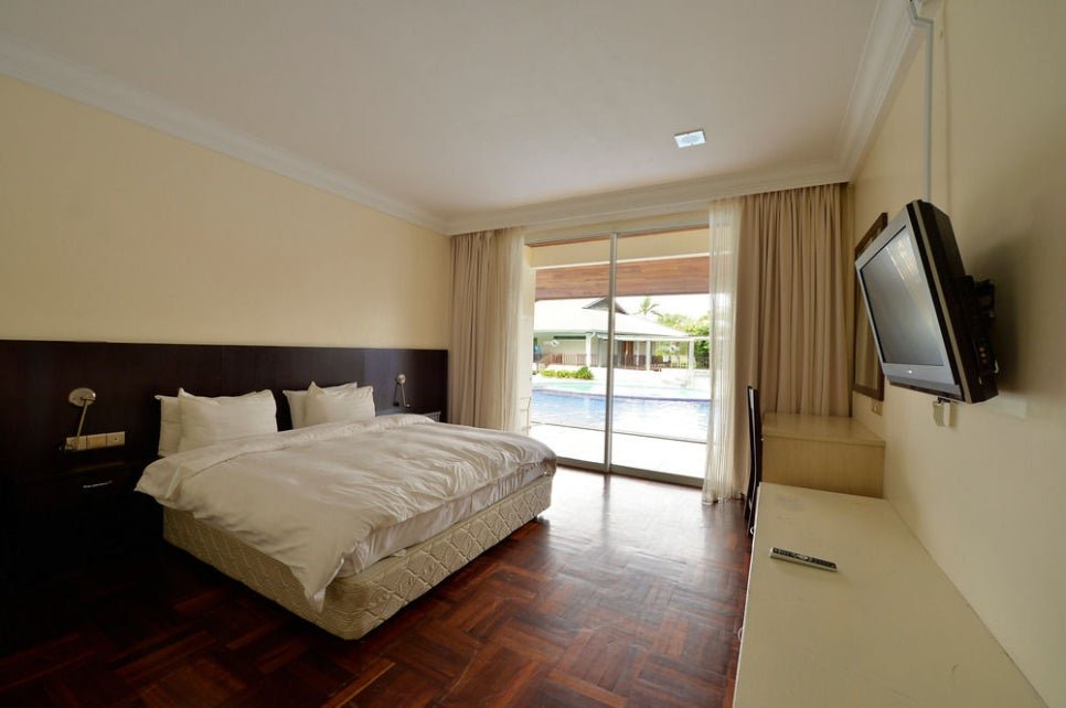 보르네오CC 침실 - 럭셔리 객실 내부 및 수영장 뷰