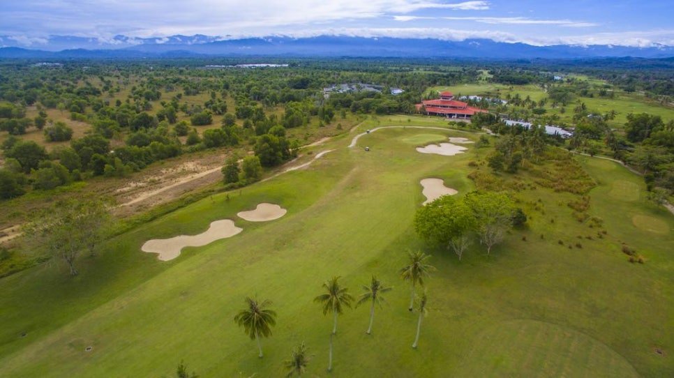 코타키나발루 보르네오CC 골프코스 항공뷰 - 전체 레이아웃 및 산 배경