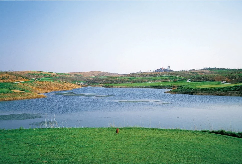 캐슬렉스CC 수역 해저드 홀 - 전략적 코스 디자인의 도전적 홀