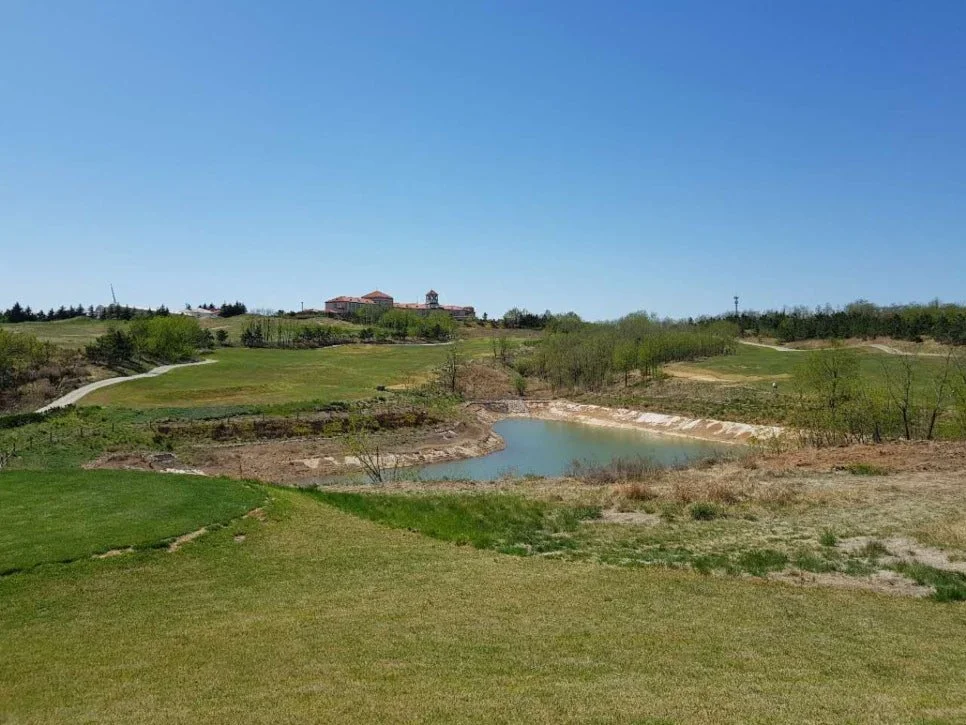 청도 캐슬렉스 클럽하우스와 수역 해저드가 특징인 골프홀