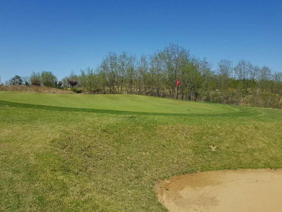 캐슬렉스CC 고저차 홀 - 전략적 배치와 자연 경관의 조화