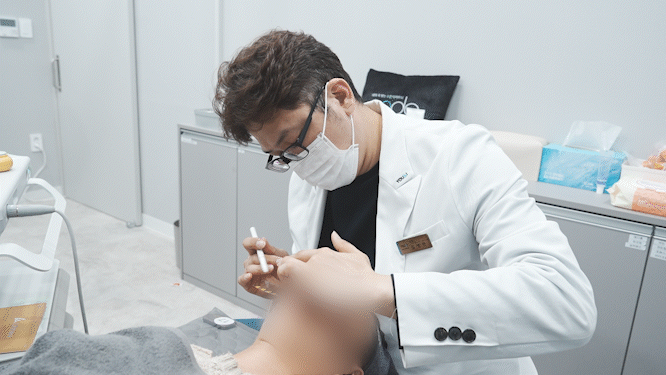 귀 연조직에 필러를 주입하는 시술 장면