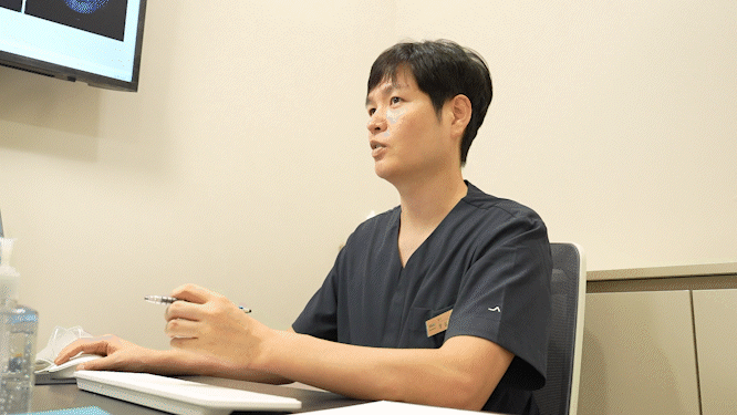 온다리프팅 시술 전 피부 및 지방층 상태 확인하는 모습