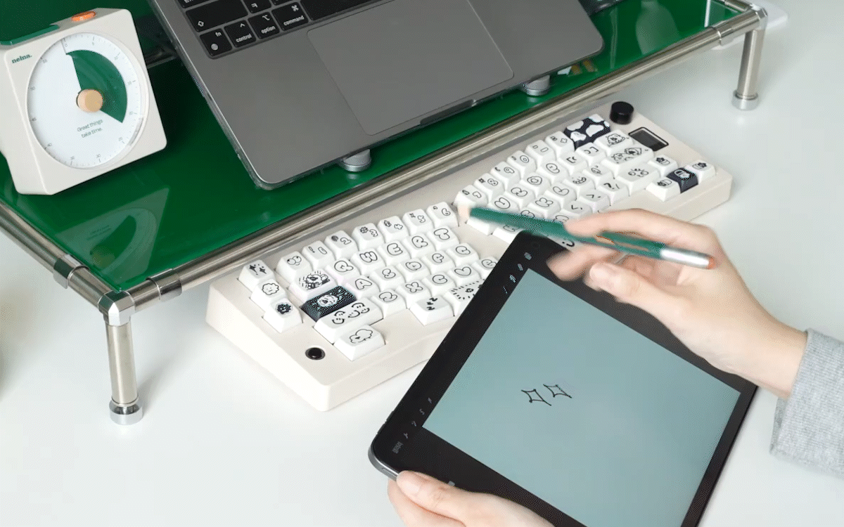 낼나 펜슬을 손으로 자유롭게 돌리는 모습