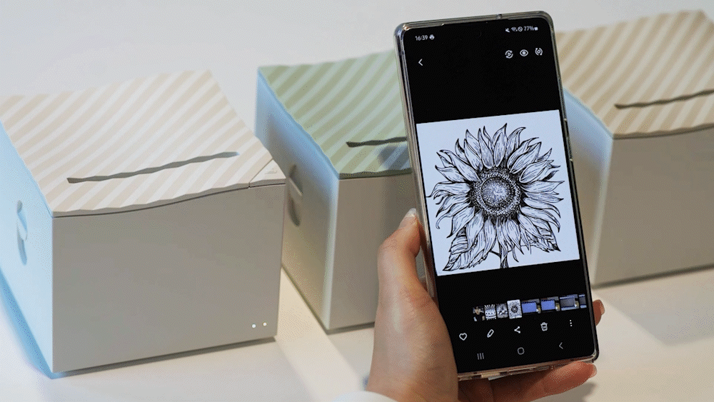 네모닉 AI로 휴대폰 화면 속 이미지를 출력하는 모습