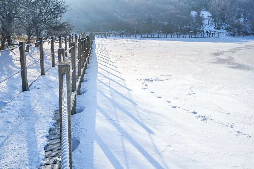 성판악 코스 사라오름, 눈 덮인 데크 난간과 발자국