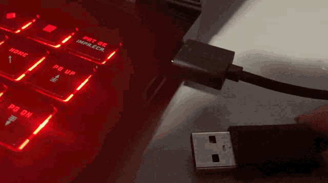 USB 단자를 뒤집으며 노트북 포트에 여러 번 꽂아보는 장면