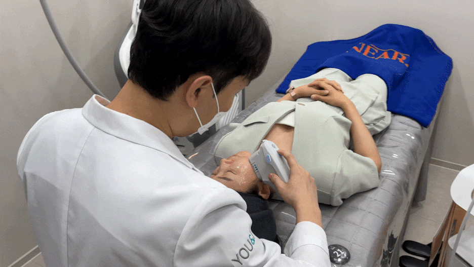 올리지오 시술 원리를 설명하는 피부과 상담실