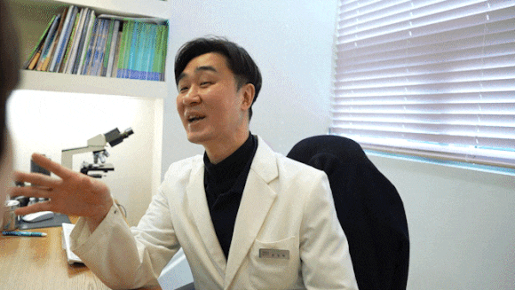 제모 부위 보습 관리를 위한 진정 크림 도포 장면