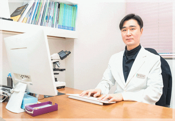 색소 치료 후 피부 상태를 점검하는 모습