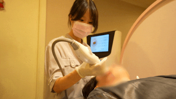 환자와 의료진이 치료 계획을 논의하는 상담 장면