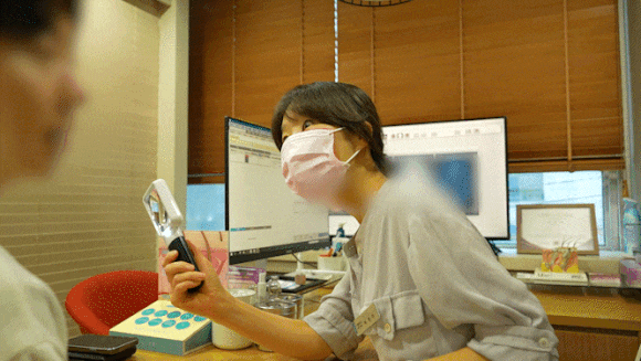 피코플러스 시술을 마친 후 관리 안내를 받는 장면