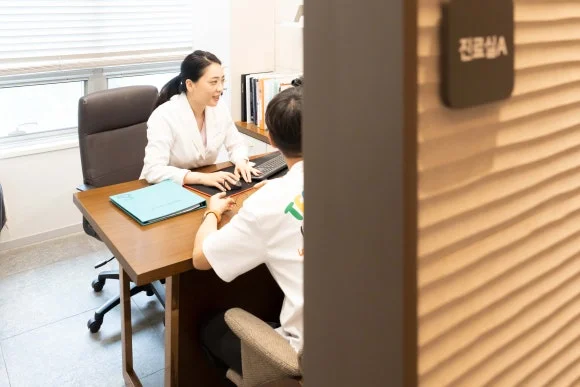 점 제거 시술 전 피부 상태를 상담하는 모습