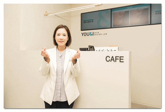 울쎄라 시술 전 피부 상담을 받는 모습