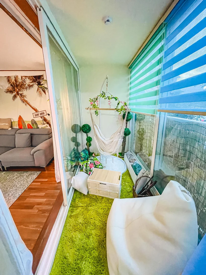 Balcony sunroom with a swing chair and beanbag (Listing ID : 4764)
