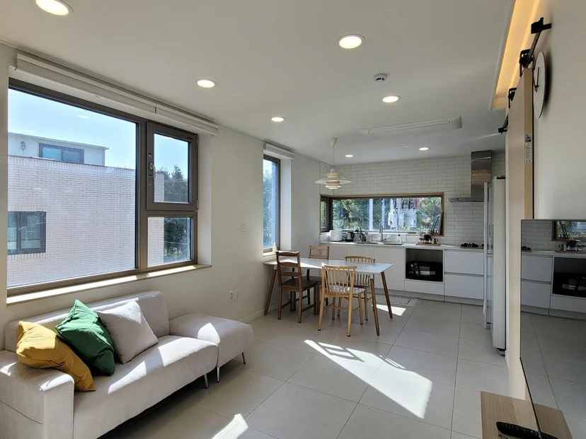 Bright open living room, dining table and kitchen (Listing ID : 17400)