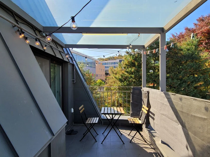 Rooftop terrace with string lights, a small table and chairs (Listing ID : 17400)