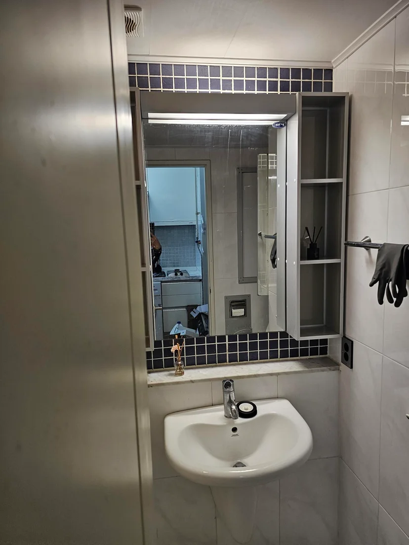 White-tiled bathroom with sink, mirror and shelving (Listing ID : 28024)