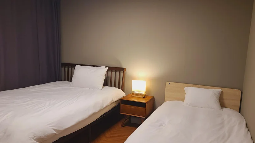 Twin-bed room with wood headboards and bedside lamp (Listing ID : 8342)