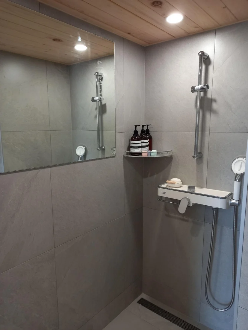 Grey-tiled shower with handheld showerhead (Listing ID : 21118)