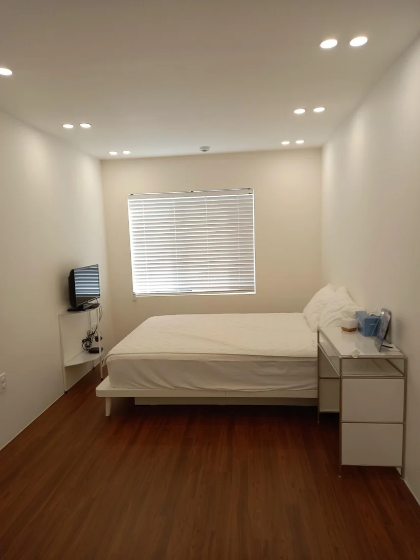 Bedroom with double bed and window blinds (Listing ID : 21118)