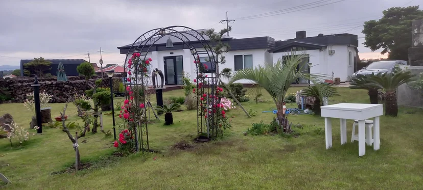 White house with rose arch and wide lawn (Listing ID : 21118)