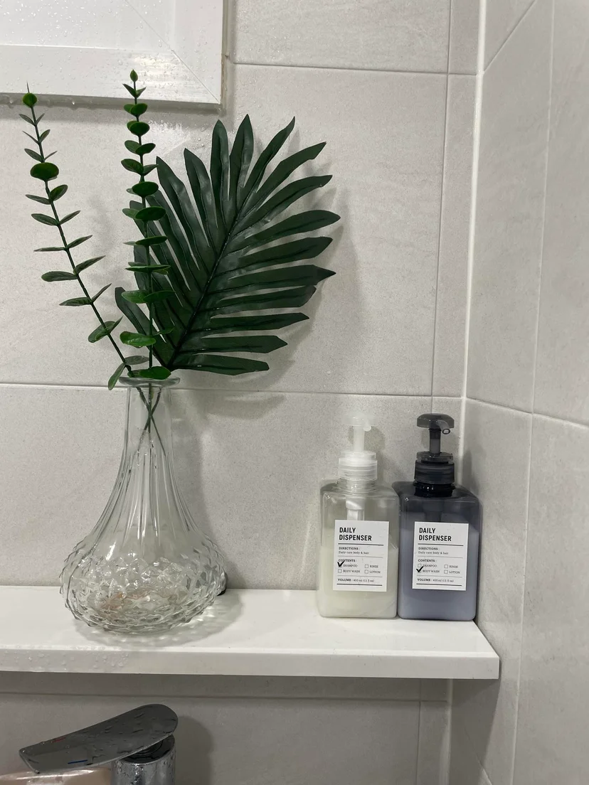 Bathroom shelf with eucalyptus and refillable shampoo and body wash (Listing ID : 22604)