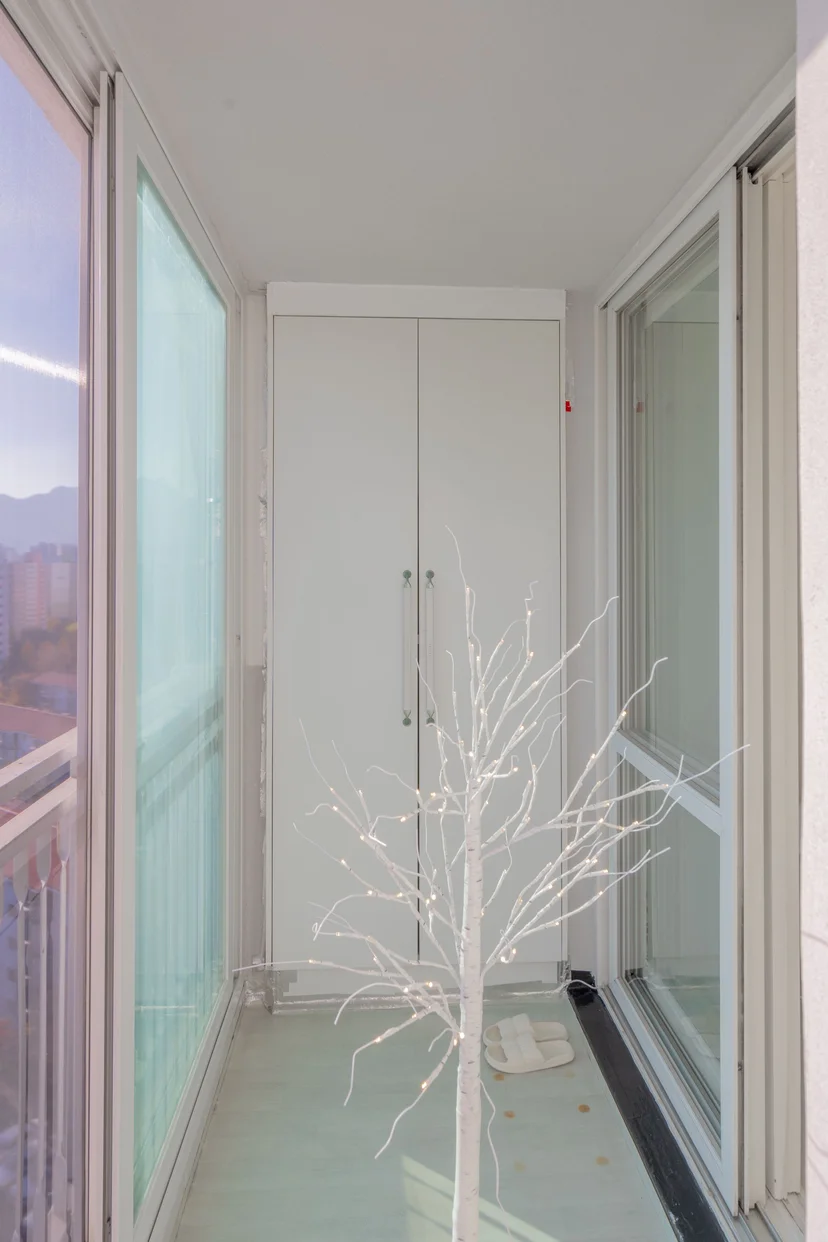 Veranda with built-in storage and a distant mountain view (Listing ID : 34458)