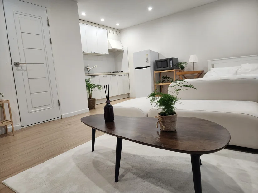 Entrance side with the kitchen and living table (Listing ID : 33665)