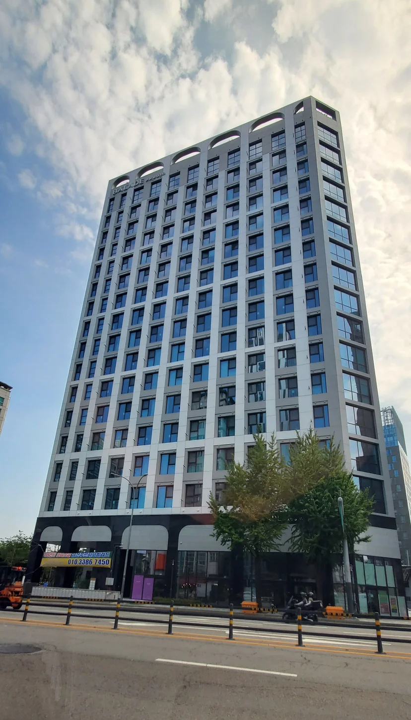 High-rise officetel building exterior seen from the street (Listing ID : 26402)