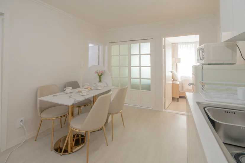 Dining table for four beside the kitchen counter (Listing ID : 34458)