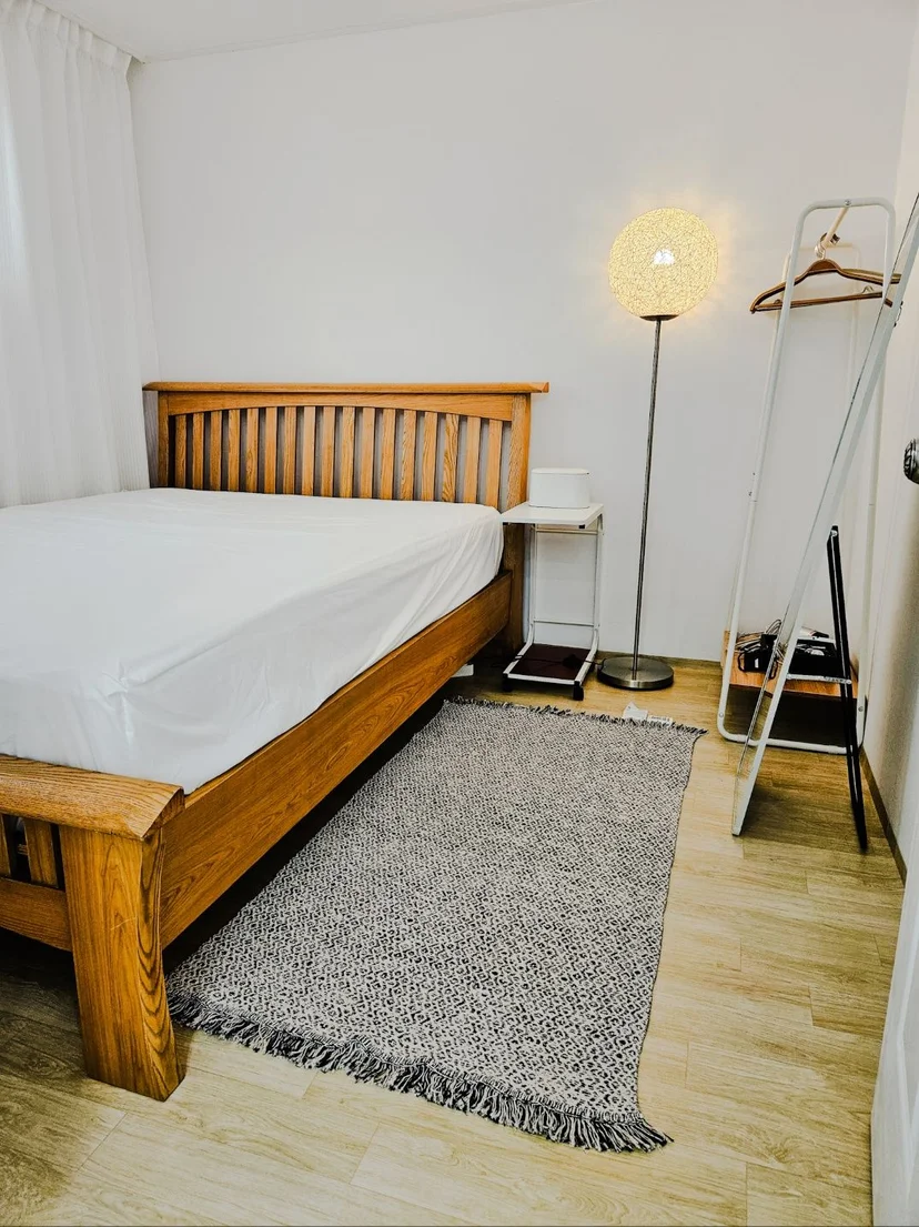 부산 해운대 단기임대 원목 침실