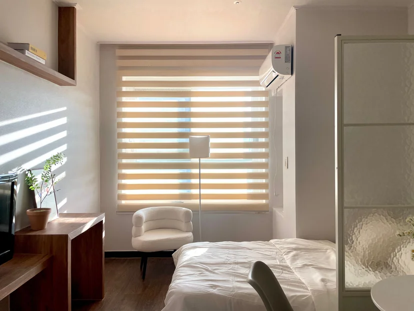 Bright room with an armchair, blinds and air conditioning (Listing ID : 33622)