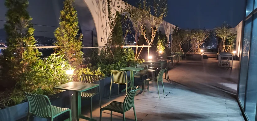 Rooftop garden terrace with outdoor tables and a city view (Listing ID : 26402)