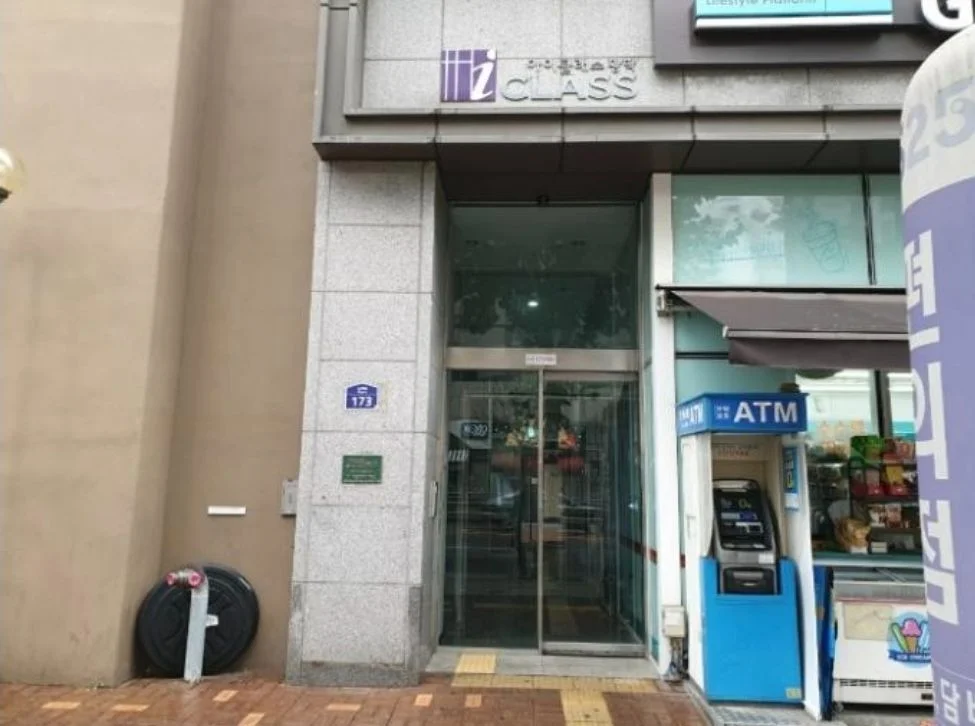 1층 출입구와 옆 편의점 ATM 코너 (집 번호 : 32318)