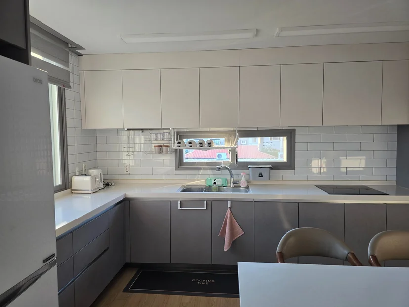 Spacious open-plan lounge with massage chair, bean bags, and kitchen view (Listing ID : 24371)