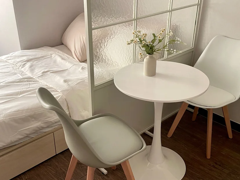 Cozy studio with a bed, glass partition and a small dining table (Listing ID : 33622)