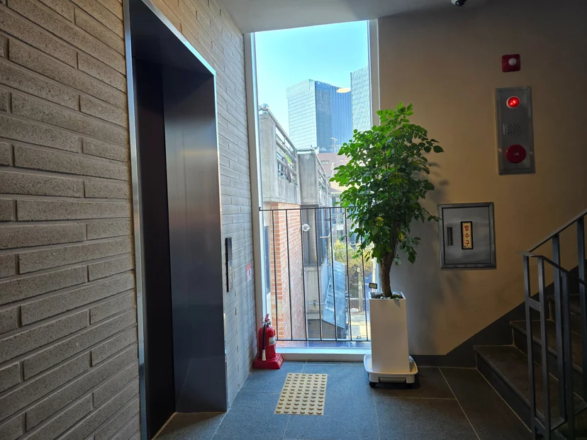 Building lobby with elevator and a window onto the street (Listing ID : 32497)