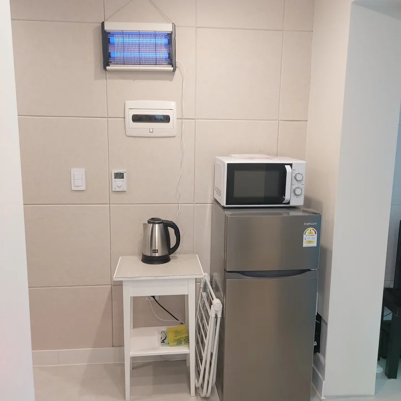Compact kitchenette with fridge, microwave and electric kettle (Listing ID : 43593)