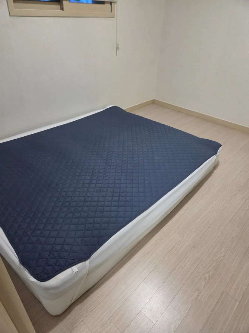 전주 한달살기 숙소 네이비 커버가 덮인 두 번째 침실