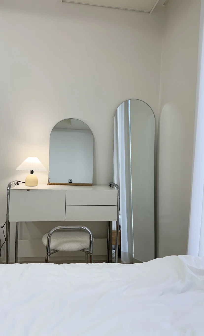 Vanity table with a round mirror and stool (Listing ID : 45464)